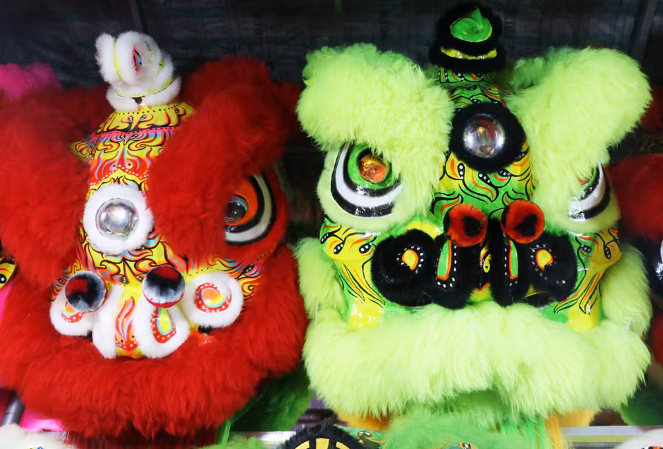 Truong Nhu Rem confectionne de grandes têtes de lion multicolores destinées aux célébrations de la Fête de la Mi-Automne. Photo: Nguyên Ly/VNA
