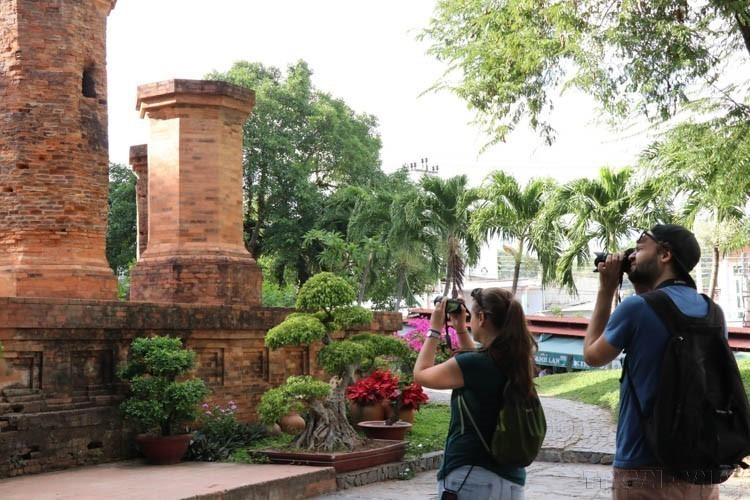 Fascinés par l'histoire : deux touristes russes photographient la tour Po Nagar à Khanh Hoa, une destination prisée par les voyageurs russes, deuxième marché après la Chine. Photo : Tien Minh – VNA