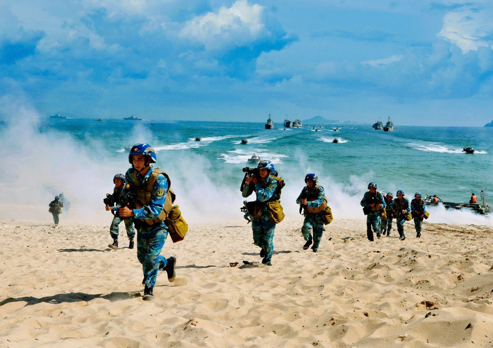 Les officiers et soldats du Commandement de la Région navale 4 lors d'un exercice de défense.