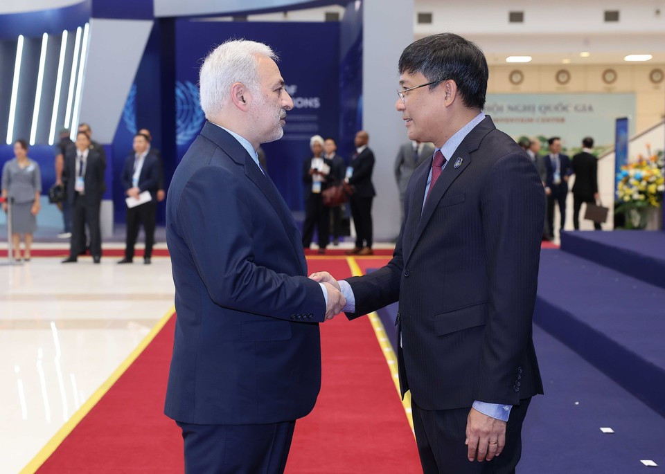 Le vice-ministre permanent des Affaires étrangères, Nguyên Minh Vu, accueille les chefs de délégation participant à la cérémonie d'ouverture à la signature de la Convention des Nations Unies contre la cybercriminalité (Convention de Hanoï). Photo : VNA