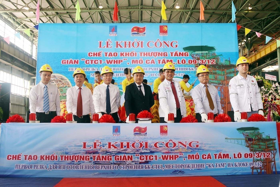 Le 23 mars 2018, le consortium d’entreprises composé de Vietsovpetro, de la Société générale d’exploration et de production de pétrole et de gaz (PVEP) et du groupe Bitexco lancent la construction du module supérieur de la plate-forme de production CTC1-WHP dans le cadre du projet de développement du champ pétrolier de Ca Tâm, bloc 09/3-12. Photo : VNA