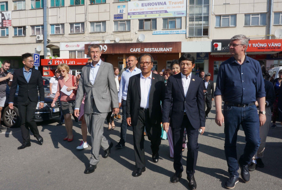 Le Premier ministre tchèque Andrej Babiš (gauche, costume gris) rencontre des représentants de la communauté vietnamienne vivant et faisant des affaires en République tchèque (Prague, 14 septembre 2021) Photo : Le Hong Ky-VNA