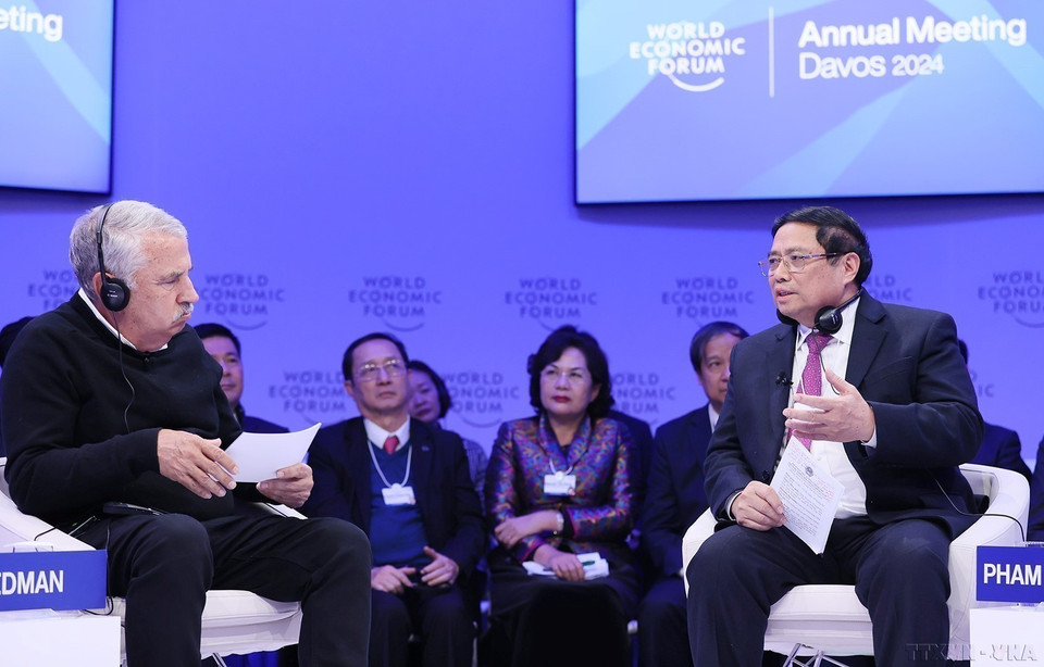 Le Premier ministre Pham Minh Chinh (droite) prononce un discours en tant qu'orateur principal lors du dialogue politique sur la vision globale du Vietnam à l'occasion du WEF Davos 2024 en Suisse, le 16 janvier 2024. Photo : VNA
