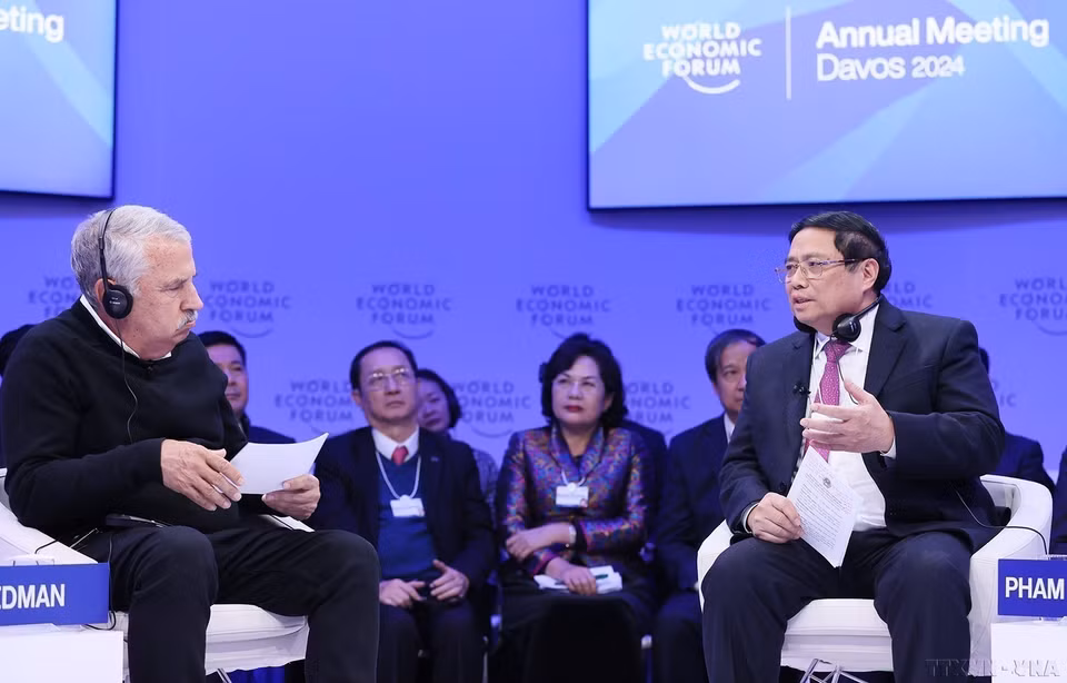 Le Premier ministre Pham Minh Chinh (droite) prononce un discours en tant qu'orateur principal lors du dialogue politique sur la vision globale du Vietnam à l'occasion du WEF Davos 2024 en Suisse, le 16 janvier 2024. Photo : VNA