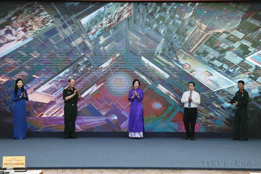 Partant de la simple fourniture de dépêches et de photos aux médias, la VNA s’est développée en un groupe de médias moderne, diversifié et présent sur plusieurs plateformes. Sur la photo : la directrice générale Vu Viêt Trang et le général de corps d'armée Bê Xuân Truong, président de l’Association des anciens combattants du Vietnam, avec d’autres délégués, lors de l’inauguration de la rubrique d’information et de l’exposition photo en ligne "70 ans de la Victoire de Diên Biên Phu" (19 avril 2024). Photo : VNA