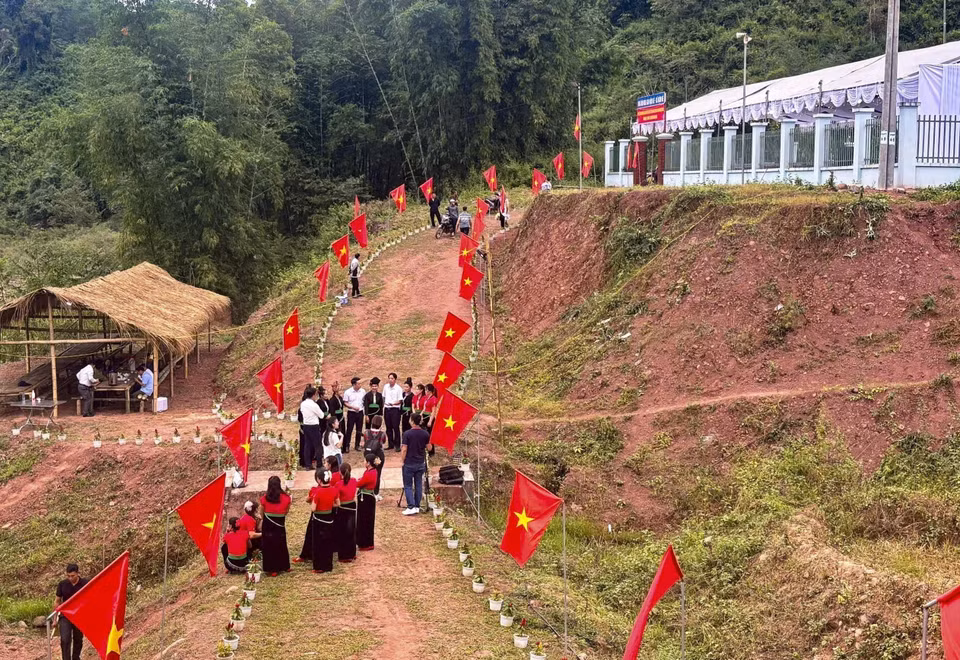 Le village de Nâm Ke se pare de drapeaux et de fleurs pour accueillir le Nouvel An traditionnel des Cong. Photo: VNA