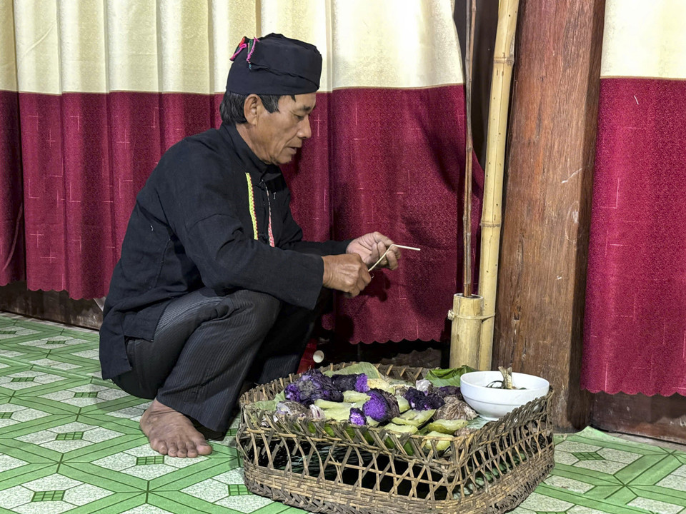 Le chaman procède aux offrandes aux divinités pendant la fête des fleurs de crête de coq. Photo: VNA