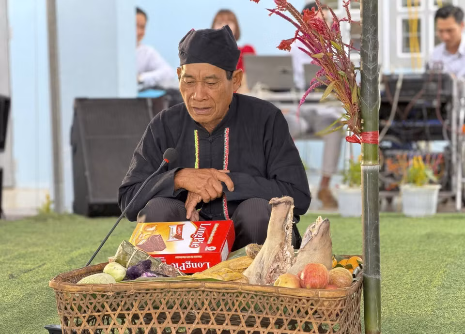 Le chaman procède aux offrandes aux divinités. Photo: VNA
