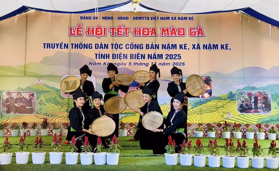 Les femmes Công présentent des numéros artistiques à l’occasion du Têt des fleurs de crête de coq. Photo: VNA