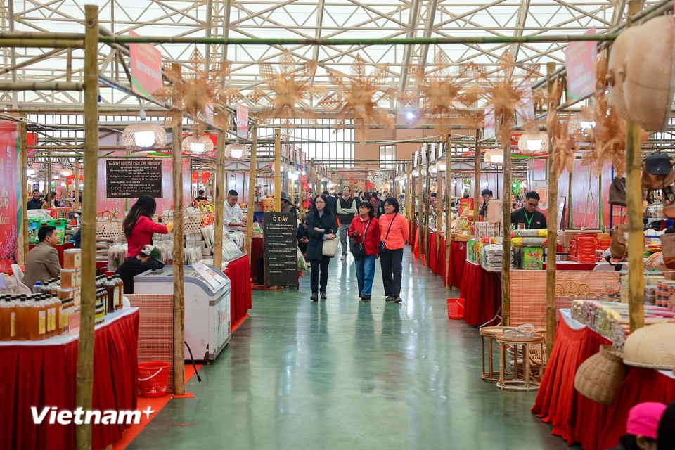 Chaque province ou ville (Hanoï, Hai Phong, Hue, Da Nang, Can Tho, etc.) dispose d’un espace commun de 200 à 250 m² pour promouvoir ses produits emblématiques ainsi que son potentiel culturel et touristique. Photo : Hoài Nam/Vietnam+