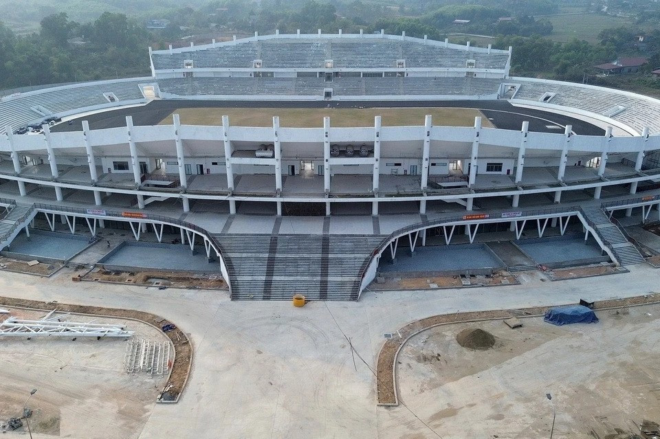 Le stade de Thai Nguyen comprend trois étages et pourra accueillir jusqu'à 22 000 spectateurs. Il est également équipé de toits couvrant les deux tribunes principales, A et B. Photo: VNA
