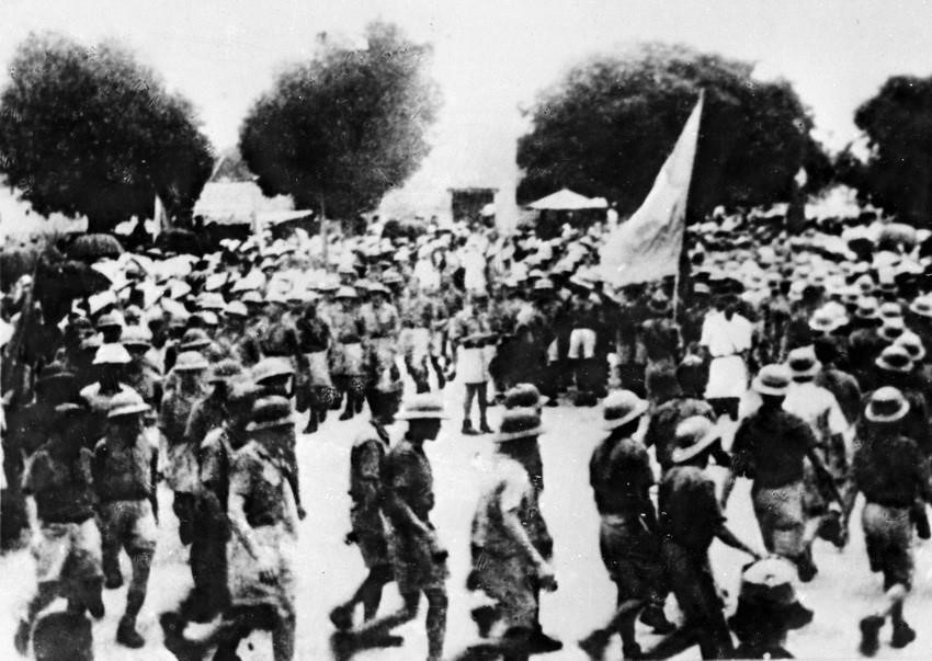 La Révolution d’Août s’est déroulée et a triomphé en à peine deux semaines, mais le Parti a consacré quinze années à se préparer à cette victoire historique, notamment en identifiant correctement le moment favorable et en saisissant l’occasion mûre pour lancer l’insurrection et obtenir la victoire. Sur la photo : le 14 août 1945, les guérilleros de Ba To marchent vers la ville de Quang Ngai pour, avec la population, se soulever et prendre le pouvoir. Photo : Archives de la VNA