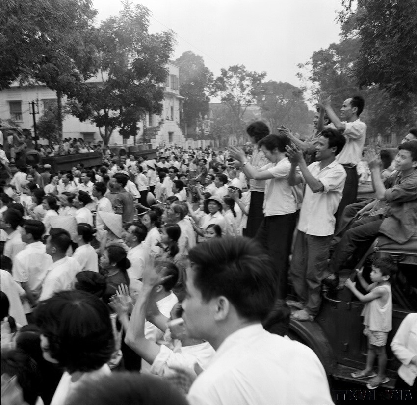 La population de la capitale célèbre la libération de Saïgon le 30 avril 1975, devant le siège de la VNA au 5, rue Ly Thuong Kiêt, à Hanoï. Photo : VNA