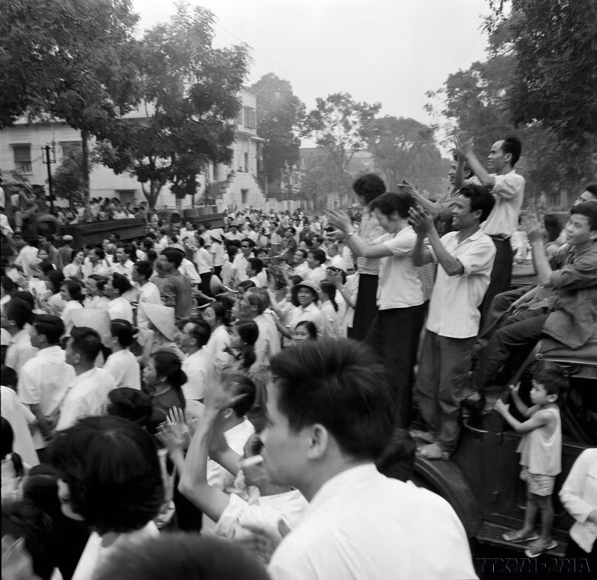 La population de la capitale célèbre la libération de Saïgon le 30 avril 1975, devant le siège de la VNA au 5, rue Ly Thuong Kiêt, à Hanoï. Photo : VNA