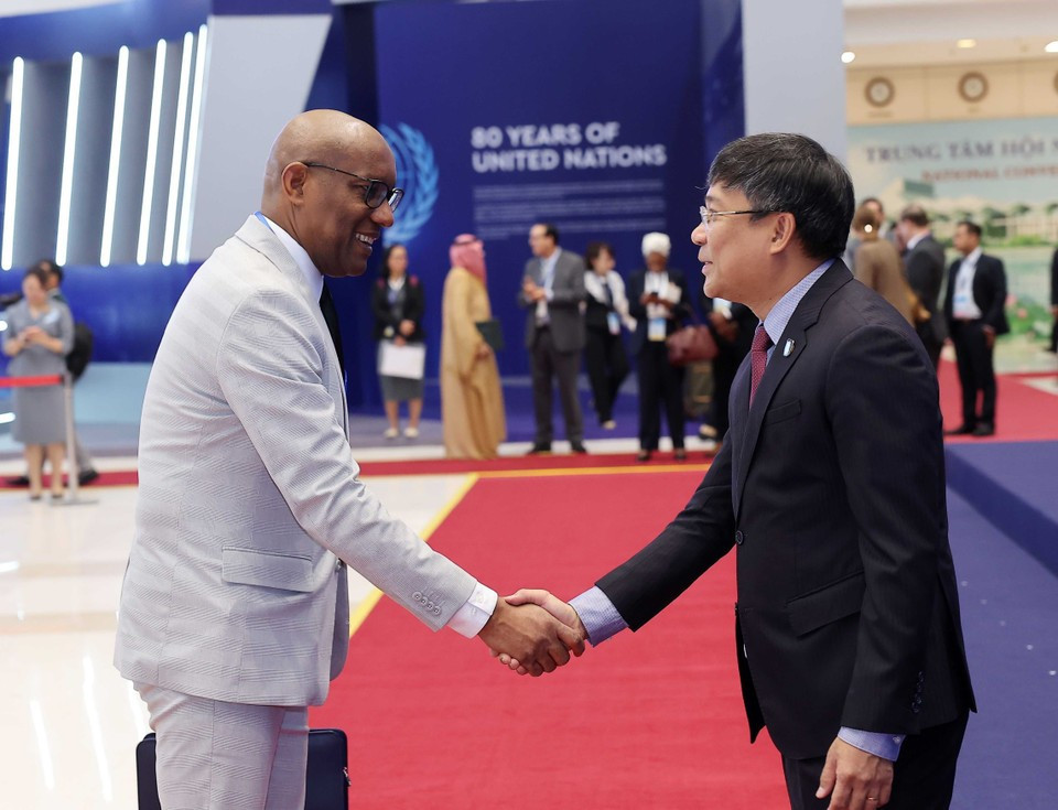 Le vice-ministre permanent des Affaires étrangères, Nguyên Minh Vu, accueille les chefs de délégation participant à la cérémonie d'ouverture à la signature de la Convention des Nations Unies contre la cybercriminalité (Convention de Hanoï). Photo : VNA