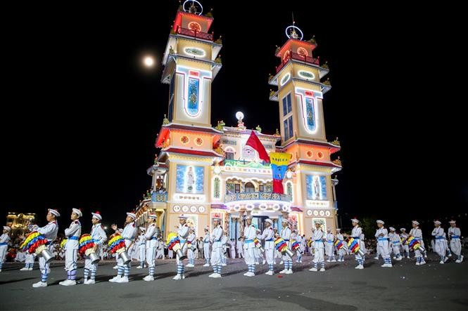 La danse du tambour Chhay Dam, patrimoine culturel immatériel national, est présentée au Saint-Siège caodaïste de Tây Ninh. Photo : Giang Phuong - VNA
