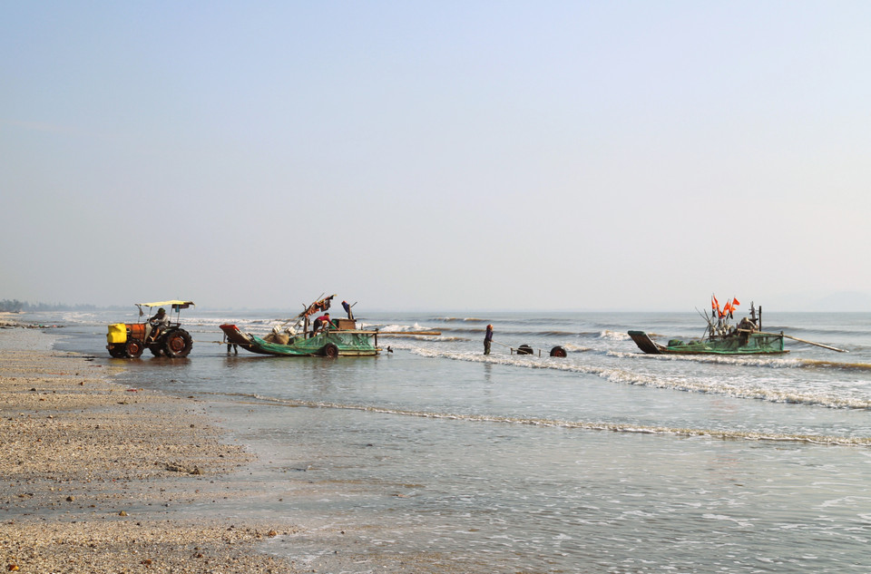 À l’aube, la plage de Hai Châu s’anime lorsque les embarcations de pêche au crabe rentrent au port.