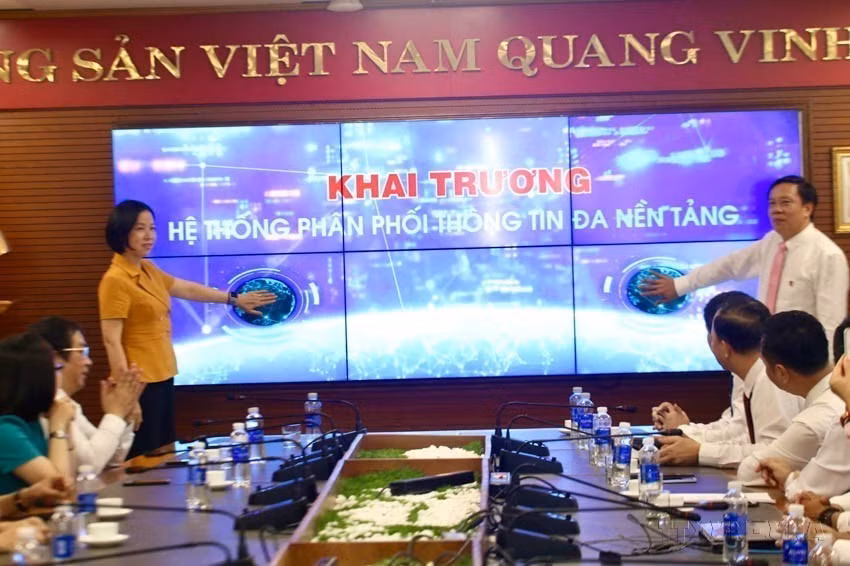 Cérémonie de lancement du site d’information chinhsachcuocsong.vn de la VNA pour fournir des mises à jour rapides sur les textes et les politiques récentes. Photo : VNA