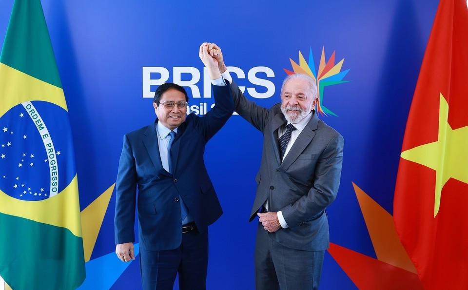 Le Premier ministre Pham Minh Chinh (gauche) rencontre le président brésilien Lula da Silva. Photo: VNA