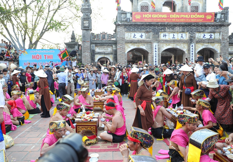 Cette année, la fête a lieu le 6 mai. Sur la photo : le rituel du khao quân (banquet militaire) organisé dans la cour du temple.