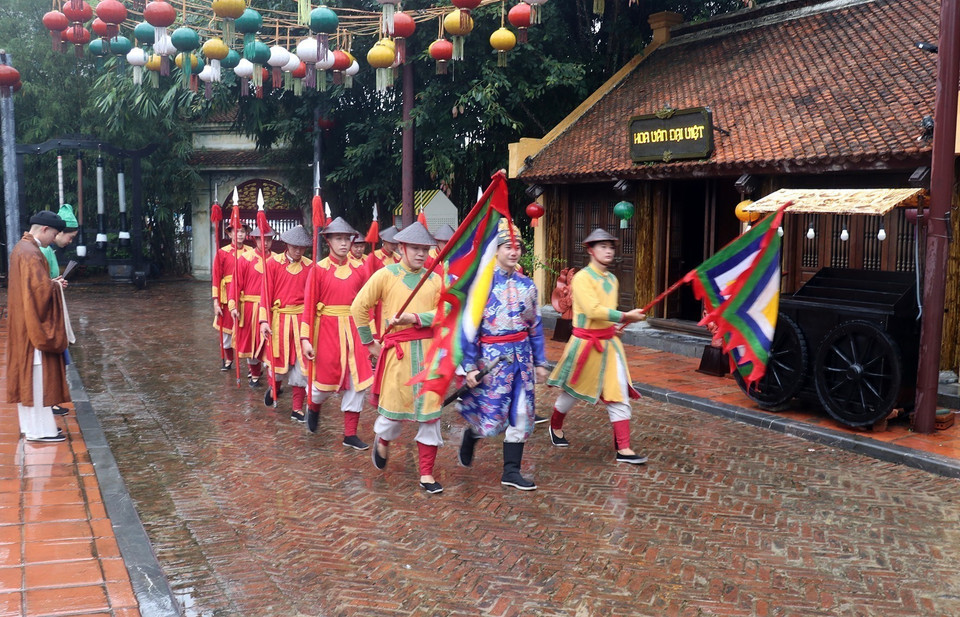 Reconstitution du rituel du "retour au pays natal pour rendre hommage aux ancêtres de ceux qui ont obtenu de grands succès à l'époque féodale". Un tel événement pourrait devenir une attraction phare pour Phu Quôc, la distinguant d'autres destinations qui se concentrent uniquement sur les plages. Cela renforcerait l'image de l'île comme une destination complète offrant à la fois détente et immersion culturelle. Photo : Le Huy Hai - VNA