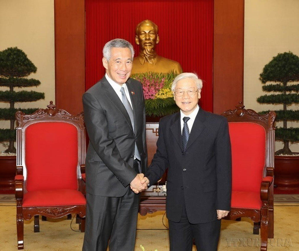 Dans l'après-midi du 23 mars 2017, au siège du Comité central du Parti, le secrétaire général Nguyên Phu Trong (droite) reçoit le Premier ministre singapourien Lee Hsien Loong, en visite officielle au Vietnam. Photo : Tri Dung-VNA