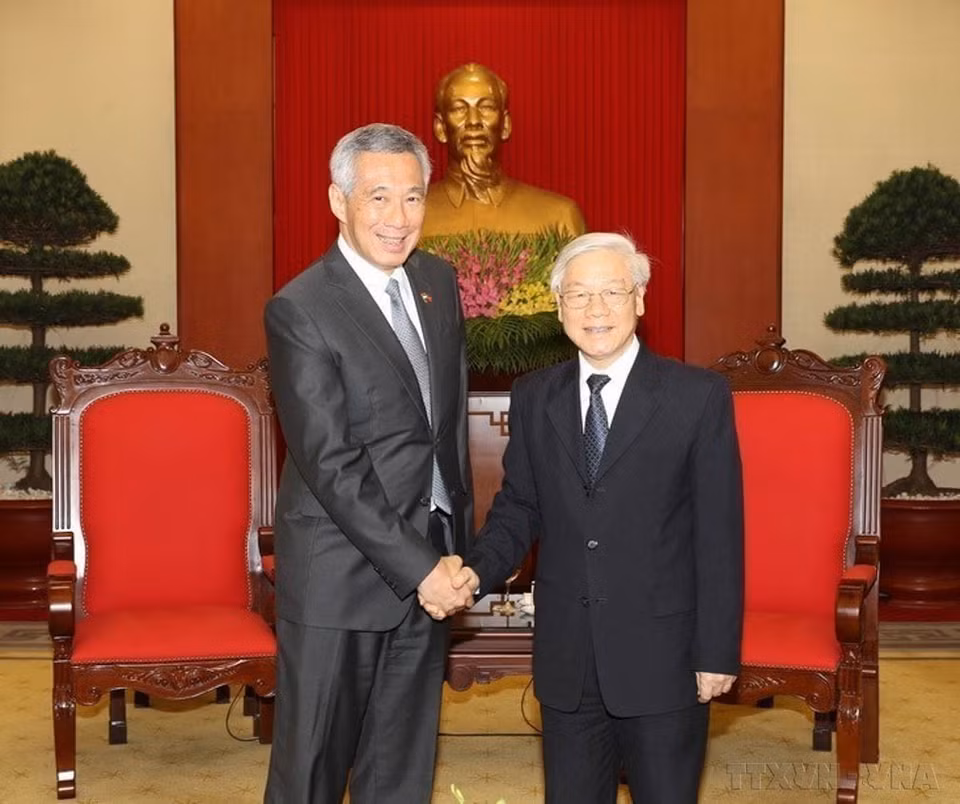 Dans l'après-midi du 23 mars 2017, au siège du Comité central du Parti, le secrétaire général Nguyên Phu Trong reçoit le Premier ministre singapourien Lee Hsien Loong (gauche), en visite officielle au Vietnam. Photo : Tri Dung-VNA