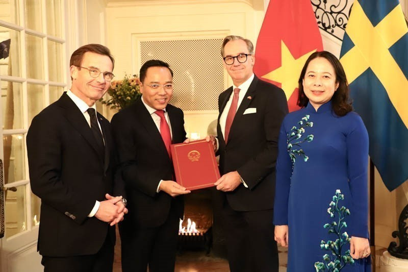 La vice-présidente Vo Thi Anh Xuân et le Premier ministre suédois Ulf Kristersson assistent à la cérémonie de remise du protocole d'accord de coopération entre les deux pays (Stockholm, 12 novembre 2024).