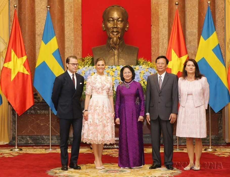 La vice-présidente Dang Thi Ngoc Thinh (centre) accueille la princesse héritière de Suède Victoria Ingrid Alice Désirée, en visite officielle au Vietnam du 6 au 8 mai 2019.