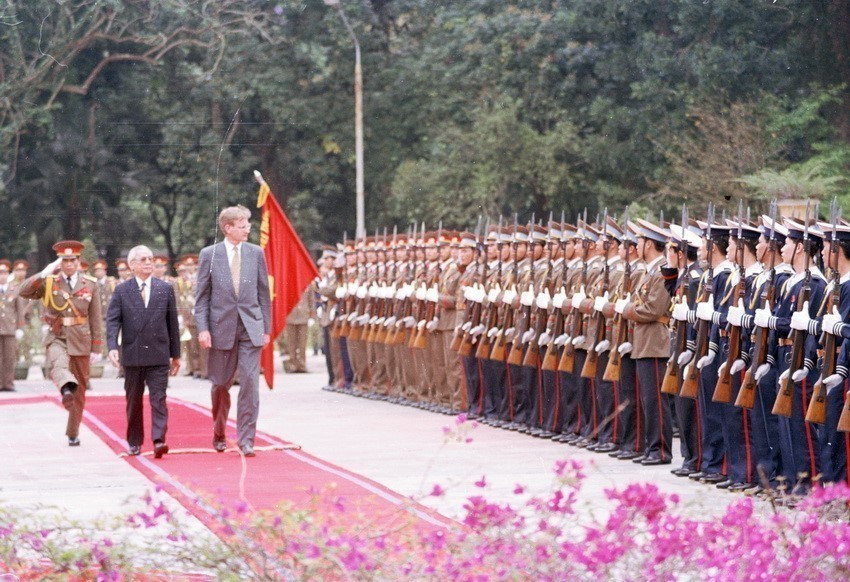 Le Premier ministre Vo Van Kiêt (gauche) préside la cérémonie d'accueil du Premier ministre suédois Carl Bildt, en visite officielle au Vietnam, le matin du 7 avril 1994.