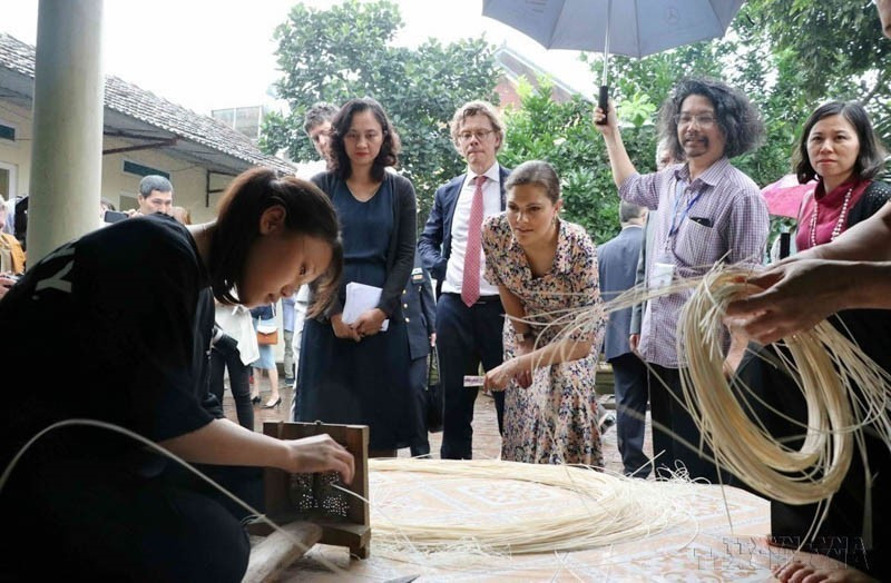 La princesse héritière de Suède Victoria Ingrid Alice Désirée visite le village traditionnel de vannerie du village de Phu Vinh, commune de Phu Nghia, district de Chuong My, à Hanoï, lors de sa visite officielle au Vietnam (7 mai 2019).