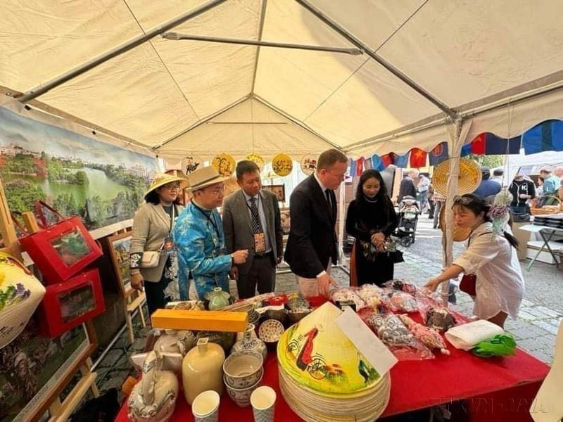 Le président du conseil municipal de Stockholm, Olle Burell, visite le stand vietnamien à la Foire commerciale et culinaire de l'ASEAN 2024, qui s'est tenue à Stockholm (15 juin 2024). Photo : VNA