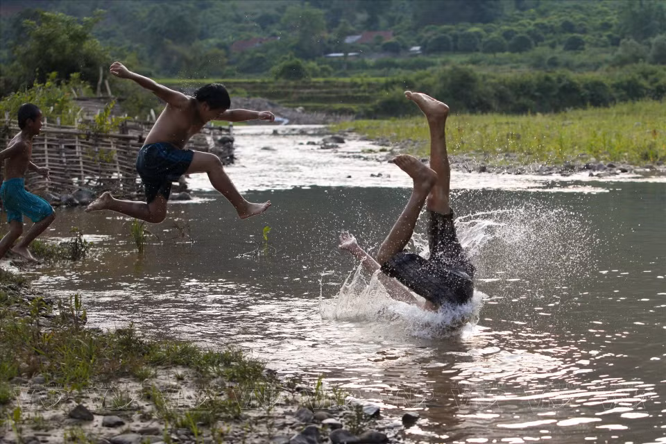 Se baigner dans le ruisseau, une tradition ancestrale riche en valeurs culturelles, offre aussi aux visiteurs de passsage une expérience unique et authentique qui les plonge au cœur de la vie des communautés locales.