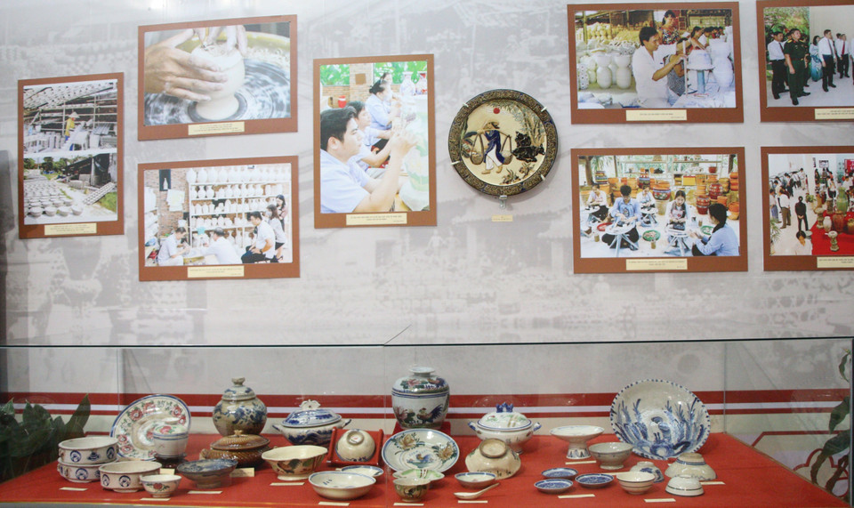 Plus de 200 photos documentaires et objets céramiques anciens du Sud du Vietnam.