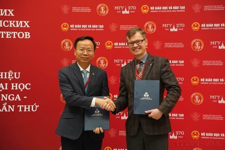 Remise du procès-verbal de l'accord entre l'Université fédérale d'Extrême-Orient et l'Université de technologie de Hô-Chi-Minh-Ville relevant de l'Université nationale de Hô Chi Minh-Ville lors du 2e Forum des recteurs d'université Vietnam - Russie (Moscou, 18 avril 2024). Photo : VNA