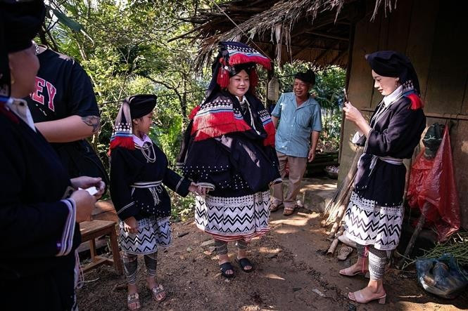 Le marieur et la marieuse accompagnent le cortège venu chercher la mariée pour la ramener chez le marié. Photo: Trong Dat/VNA