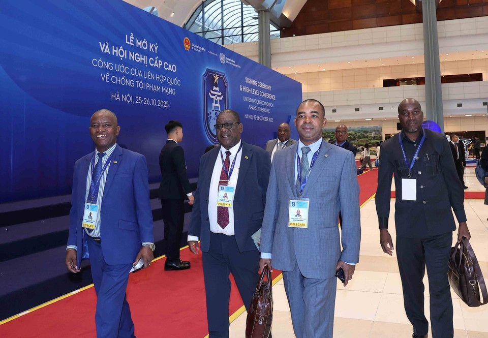Des délégués internationaux arrivent au Centre national des conférences pour assister à la cérémonie d'ouverture à la signature de la Convention de Hanoï. Photo: VNA