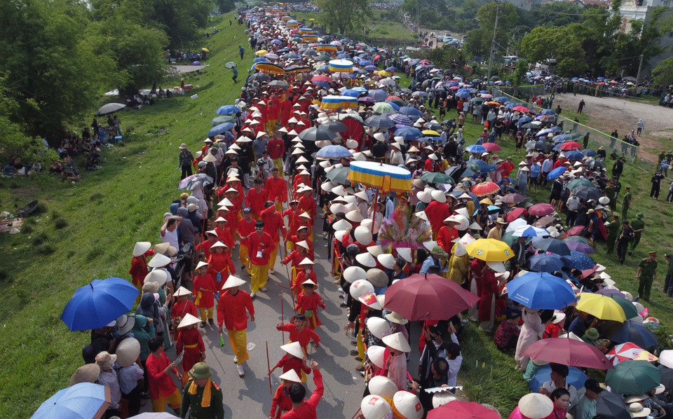 La troupe des maîtres (M. Hiêu) - du drapeau, du tambour et du gong- en marche vers la bataille.