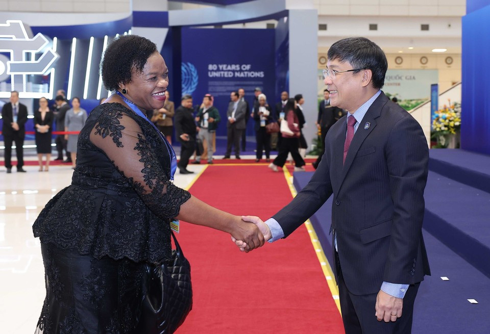 Le vice-ministre permanent des Affaires étrangères, Nguyên Minh Vu, accueille les chefs de délégation participant à la cérémonie d'ouverture à la signature de la Convention des Nations Unies contre la cybercriminalité (Convention de Hanoï). Photo : VNA