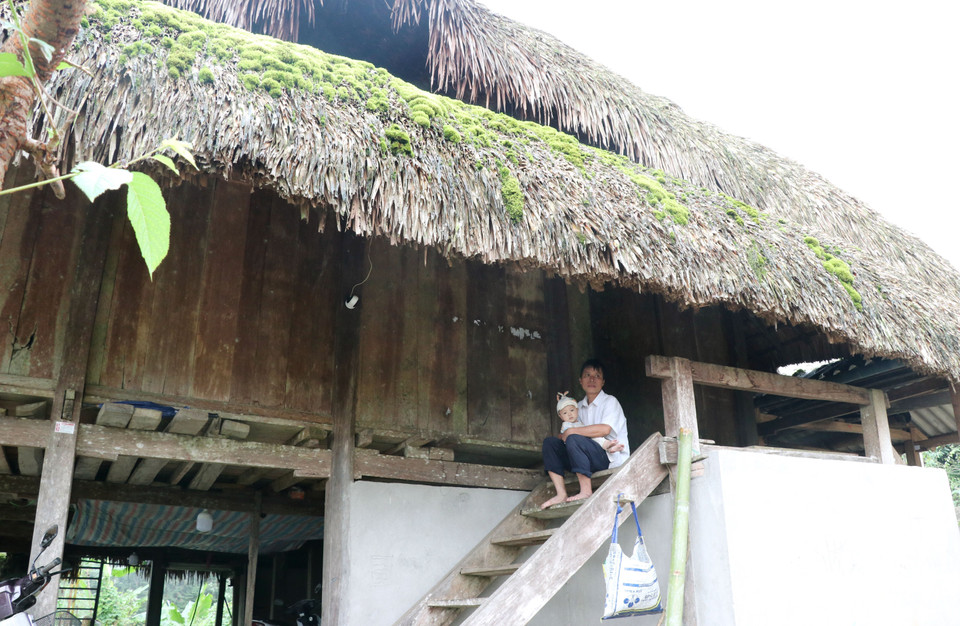 Maison au toit moussu des Dao dans la région frontalière de Thanh Thuy.