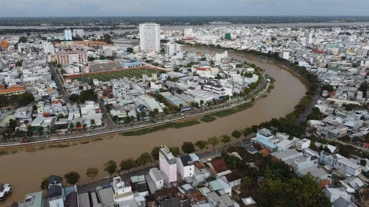 La sinueuse rivière Long Xuyên serpente au cœur de la ville de Long Xuyên, principal centre urbain du delta du Mékong. Photo : Vu Sinh - VNA