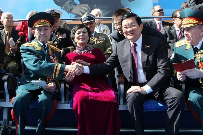 Le président Truong Tân Sang et son épouse avec des anciens combattants russes dans la tribune lors de la célébration du 70ᵉ anniversaire de la Victoire dans la Grande Guerre patriotique (Russie, 9 mai 2015). Photo : VNA