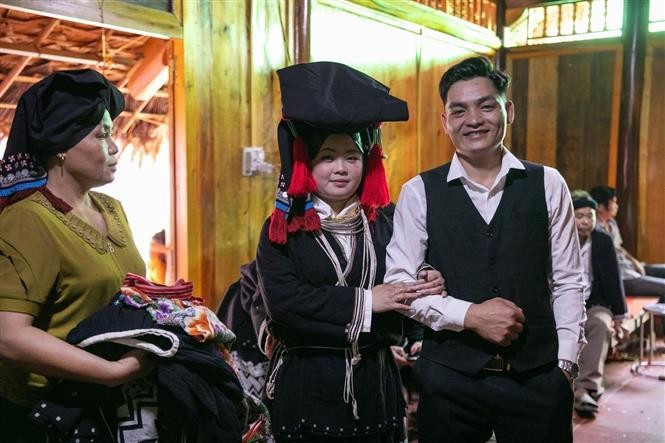 Les mariés de l’ethnie Dao Tiên le jour de leur mariage, au village de Ban Sung, commune de Cao Son, province de Phu Tho. Photo: Trong Dat/VNA
