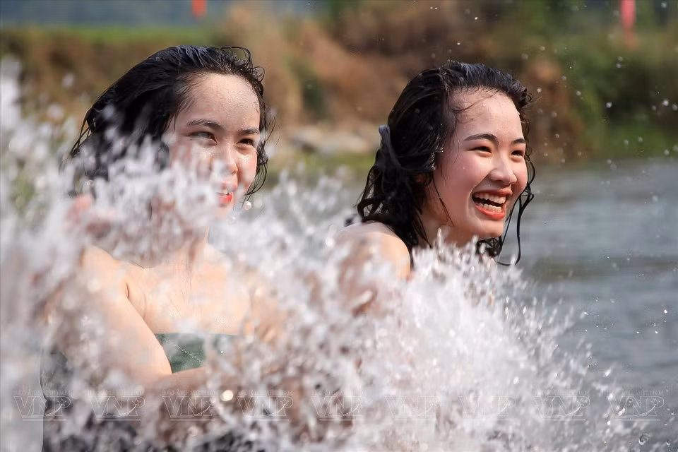 En se lavant dans les eaux limpides du ruisseau, les villageois ne se contentent pas de nettoyer leur corps, ils effectuent également un rituel de purification pour se débarrasser des énergies négatives accumulées au cours de la journée.