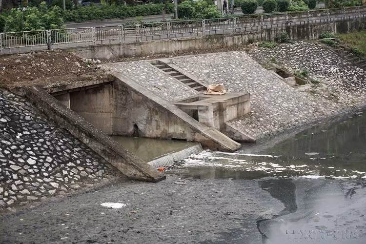 Selon le Département de l'agriculture et de l'environnement de Hanoï, la rivière Tô Lich reçoit chaque jour environ 160 000 mètres cubes d'eaux usées domestiques, dont la majeure partie n'est pas traitée et est rejetée directement dans la rivière. La renaissance de la rivière Tô Lịch fait l'objet d'une grande attention et d'investissements de la part de la ville de Hanoï (photo prise le matin du 3 mars 2024). Photo : Tu Anh/VNA