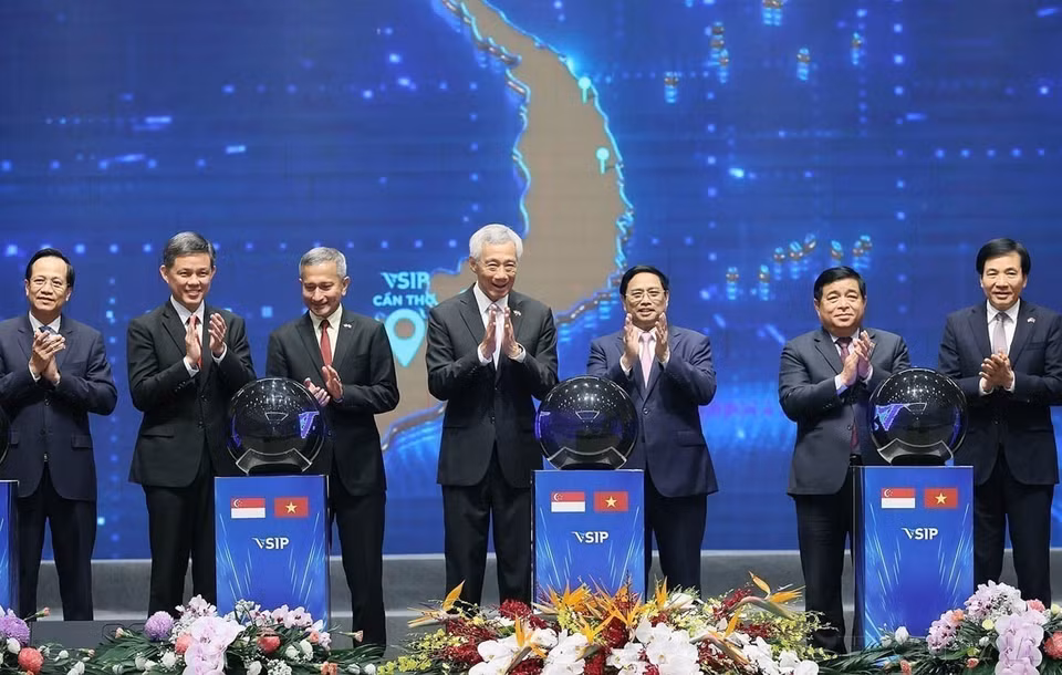 Le Premier ministre vietnamien Pham Minh Chinh (3e de droite à gauche) et son homologue singapourien Lee Hsien Loong (centre) assistent à la cérémonie d'inauguration des parcs industriels VSIP dans certaines localités (le 29 août 2023). Photo : Duong Giang-VNA