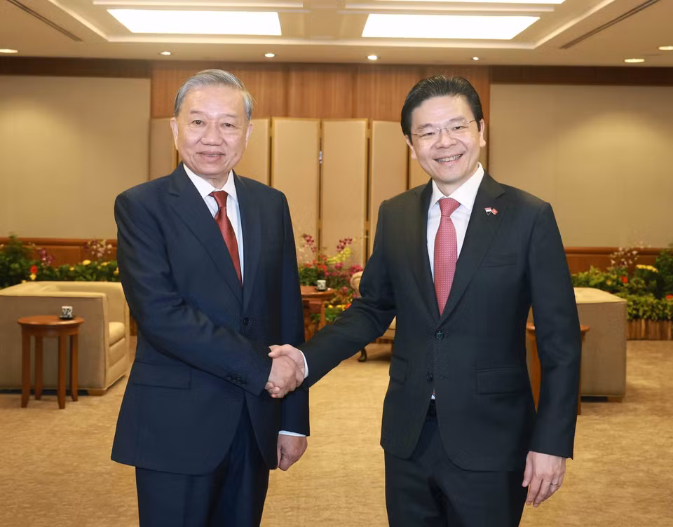 Le Premier ministre singapourien et secrétaire général du Parti d’action populaire (PAP) au pouvoir, Lawrence Wong, accueille le secrétaire général du Parti Tô Lâm (gauche) en visite officielle à Singapour le 12 mars 2025. Photo : Thong Nhat – VNA