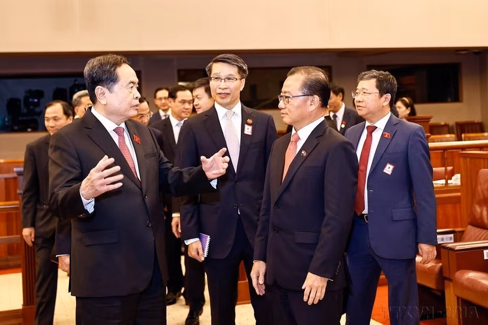 Le président de l'Assemblée nationale, Trân Thanh Mân (gauche), et le président du Parlement singapourien, Seah Kian Peng, (droite) visitent la salle de réunion du Parlement de Singapour (le 2 décembre 2024). Photo : Doan Tan – VNA