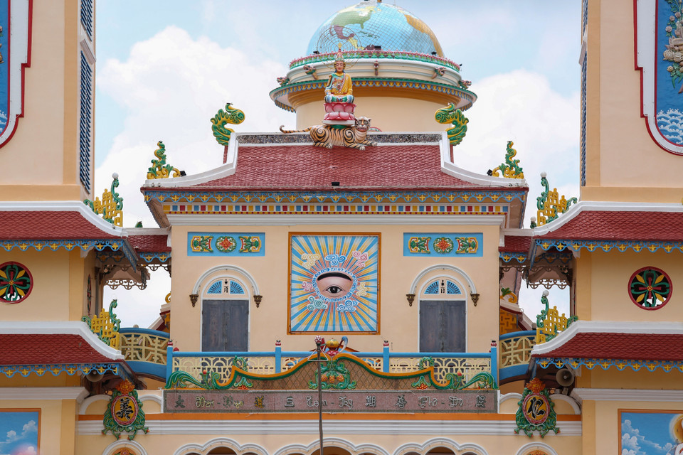 L'Œil du Ciel représente le symbole de l'Être suprême au sein du Saint-Siège Caodaïste de Tây Ninh.