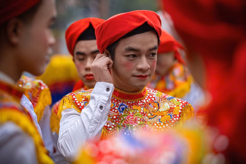 Lors de la fête de Trieu Khuc, des hommes au visage maquillé avec des joues roses, des lèvres rouges et des foulards se déguisent en femmes pour exécuter la danse traditionnelle "bồng".